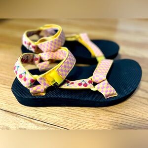 Teva Midform Universal Sandal - Cherries - size 10